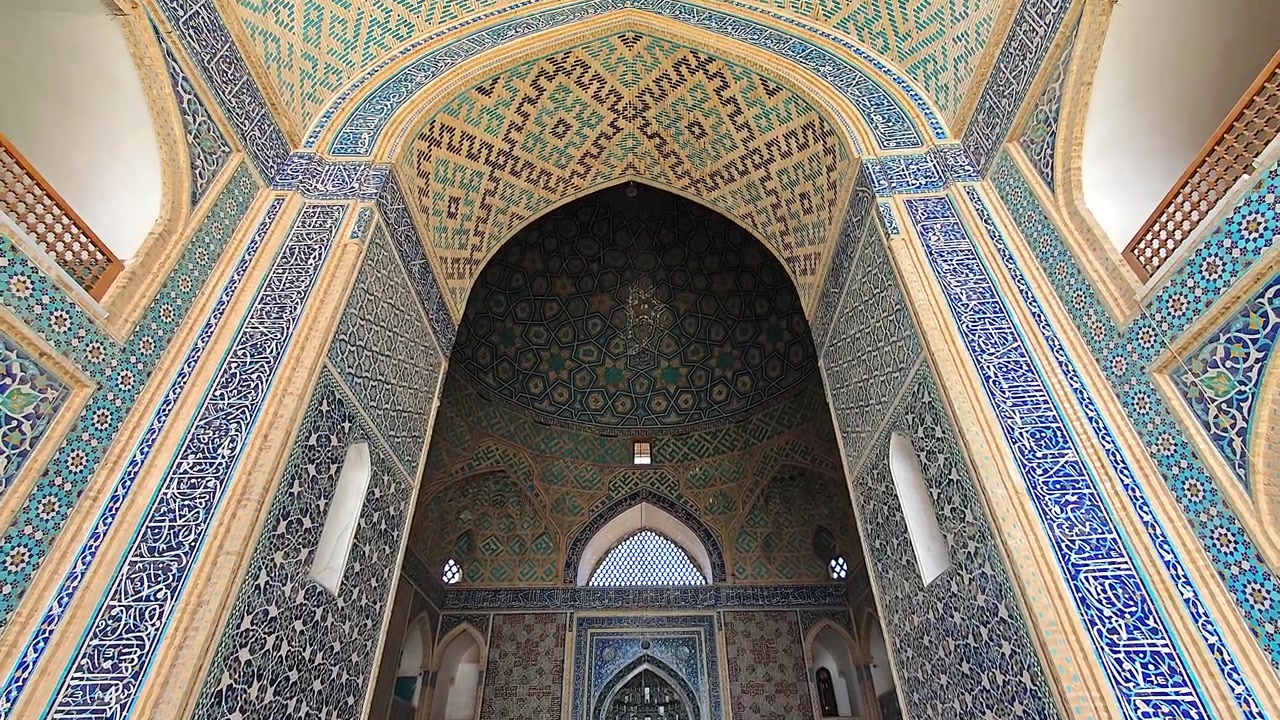 Intricati lavori in piastrelle e architettura all'interno di una storica moschea persiana