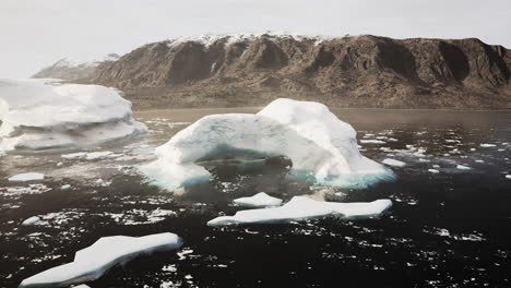Primer-Plano-De-Iceberg-En-La-Orilla-De-Arena-Negra