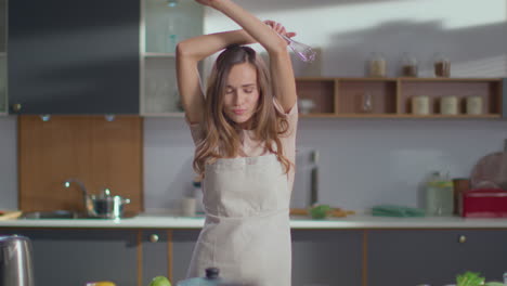 mujer disfrutando de cocinar en casa