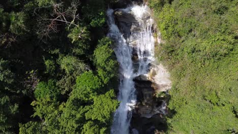 Overhead-aerial-shot-of-Chorrerón-de-Chuao,-a-waterfall-located-two-hours-from-the-town-of-the-same-name-in-the-state-of-Aragua,-Venezuela