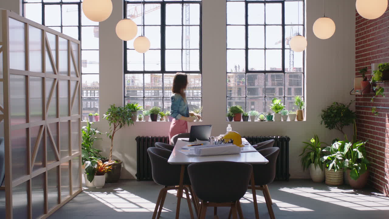 스마트 폰을 사용하는 비즈니스 아키텍트 여성 건물 건설 엔지니어의 사진을 찍고 소셜 미디어에서 프로젝트 개발을 공유하는 스타트업 사무실에서 성공적인 경력을 누리고 있습니다.