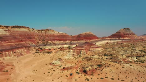 Die-Bentonithügel-In-Der-Nähe-Von-Hanksville,-Utah-An-Einem-Sonnigen-Sommertag---Drohnenaufnahme-Aus-Der-Luft