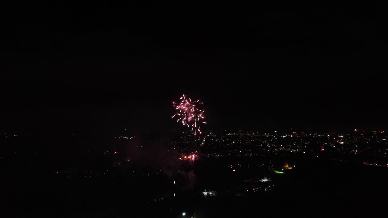 disparo aéreo de fuegos artificiales que se apagan significando años nuevos