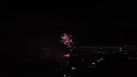 Toma-Aérea-De-Fuegos-Artificiales-Que-Se-Disparan-Para-Indicar-El-Año-Nuevo.