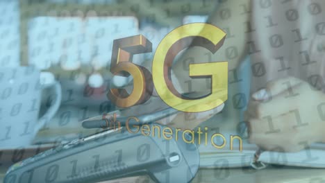 Animation-Von-5G-Text-Der-5.-Generation-über-Einer-Frau,-Die-Mit-Dem-Smartphone-Bezahlt