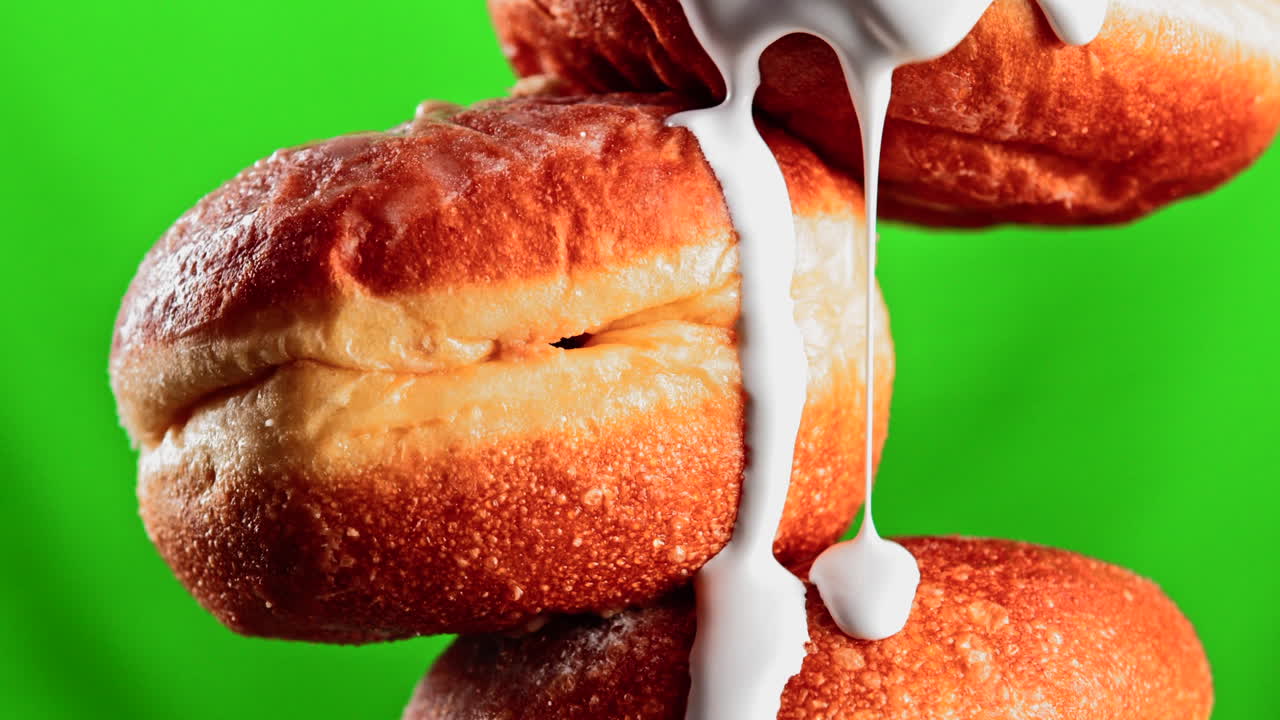 goteo de glaseado en rosquillas apiladas