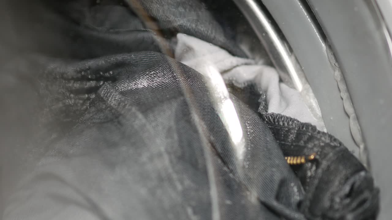 현대 세탁기의 드럼에서 물건들이 회전하고 있습니다.