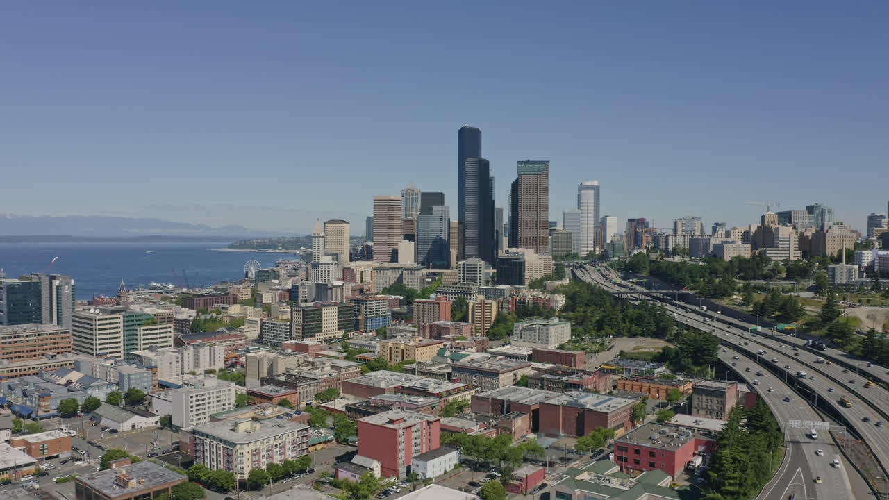시애틀 워싱턴 공중 v116 고속도로, 엘리엇 베이 및 고층 시내의 패닝 샷 - 2020년 6월