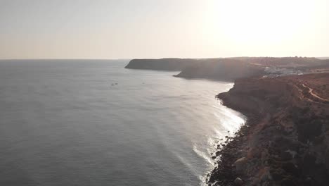 Imágenes-Aéreas-De-Los-Acantilados-En-Burgau,-Lagos,-Portugal