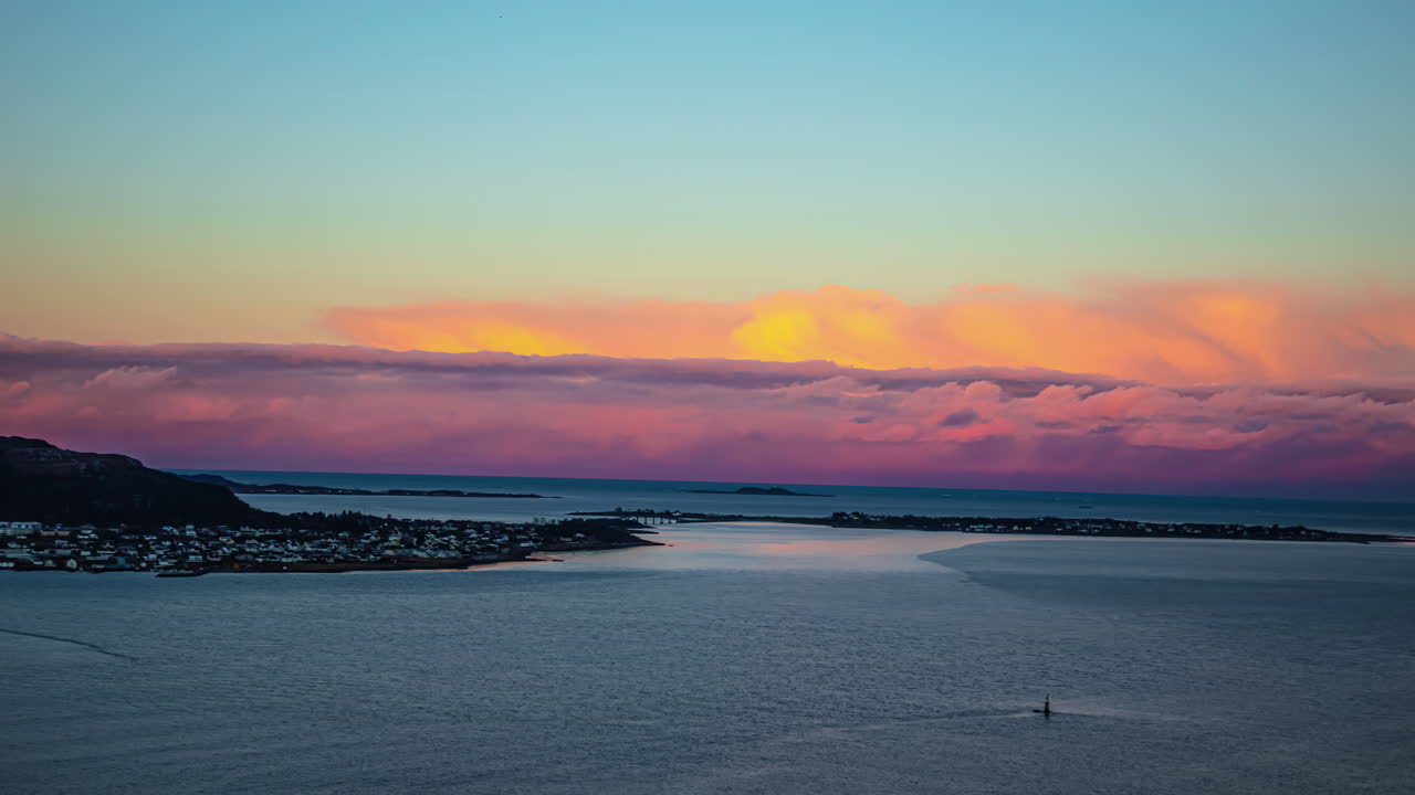 수평선 위로 선명한 분홍색 구름, 노르웨이 올레순 피요르드에서 일출 저속