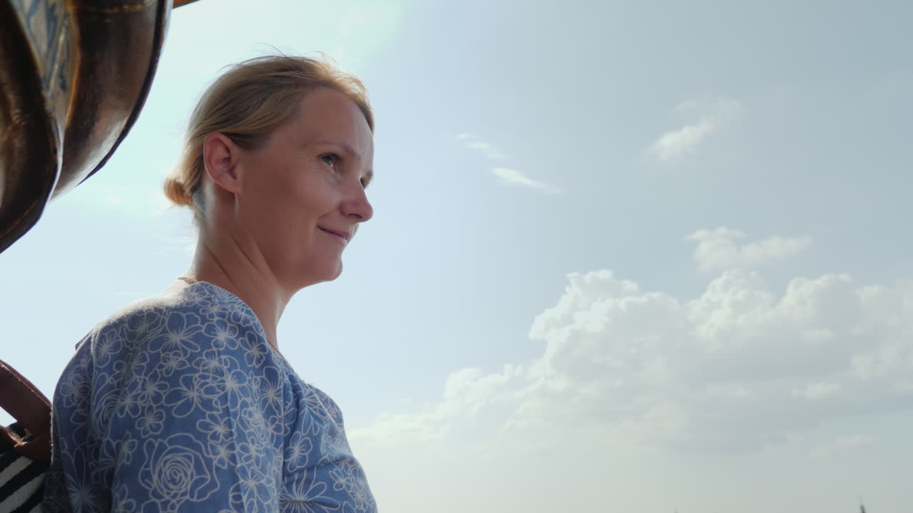 la mujer admira la vista desde una altura a copenhague se encuentra en lo alto de la iglesia del salvador