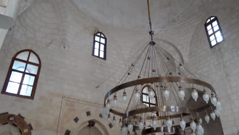 Dentro-De-La-Hermosa-Mezquita-Latifiye-De-Mardin,-Donde-Hay-Un-Gran-Candelabro,-Un-Hermoso-Mimbar-Con-Una-Decoración-Hermosa-Y-Sencilla