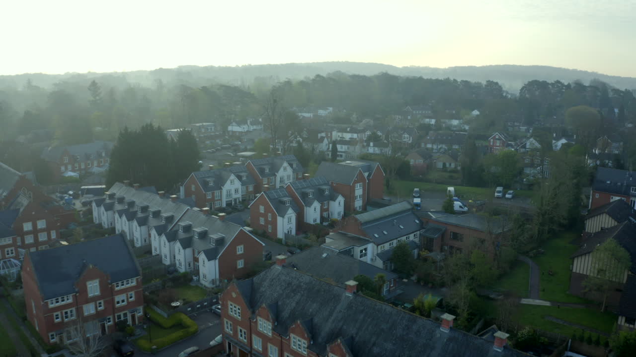 Droneoptagelse af tomme rækkehuse og ingen trafik eller biler i bevægelse under nedlukningen forårsaget af den globale coronaviruspandemi i England
