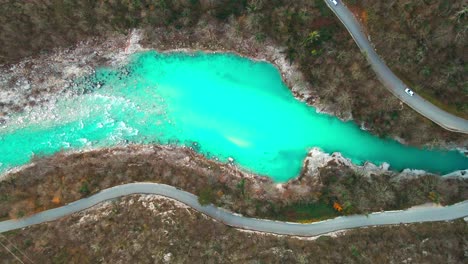 imágenes aéreas de drones 4k de arriba hacia abajo capturan el río soča que fluye cerca de kobarid, eslovenia