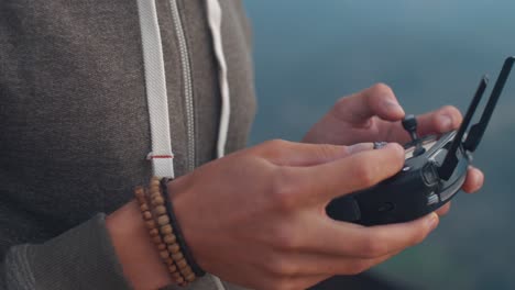 imágenes en cámara lenta de 4k de un hombre que sostiene un controlador de drones - control remoto para volar su drone