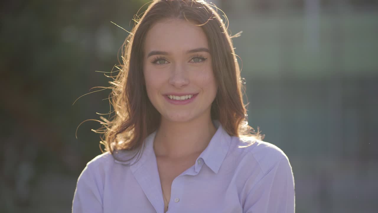 disparo medio de una mujer bonita afuera mirando a la cámara, riendo