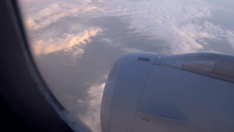 vista desde el interior del avión volando sobre las nubes