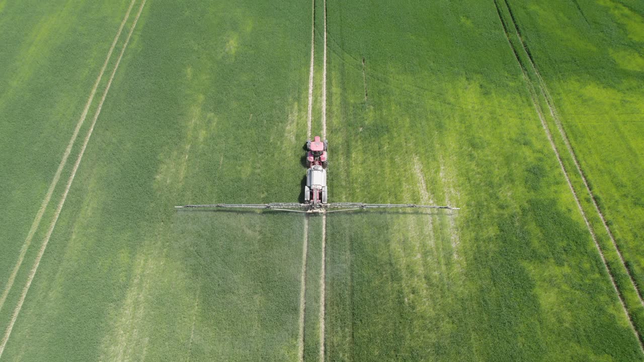 봄에 그린 필드 농업 작업에 살충제를 살포하는 농업용 분무기를 따라 공중 촬영