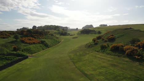 Luftdrohnenwinkel-Der-Fairway-Überführung-Des-Golfplatzes