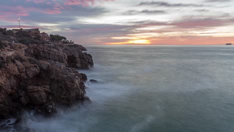 largo lapso de tiempo de exposición del amanecer desde forti de la reina, tarragona con colores impresionantes en las nubes y el cielo