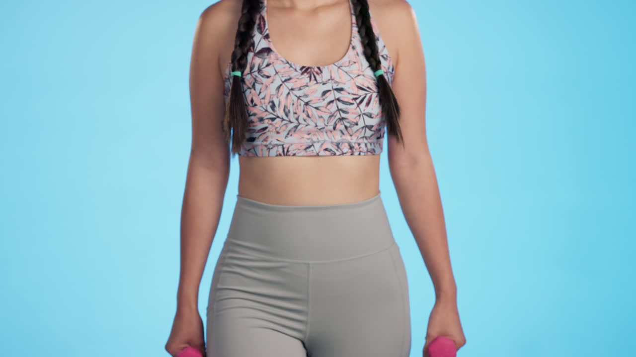 아시아 여성, 신체 또는 단절 된 스튜디오에 덤벨