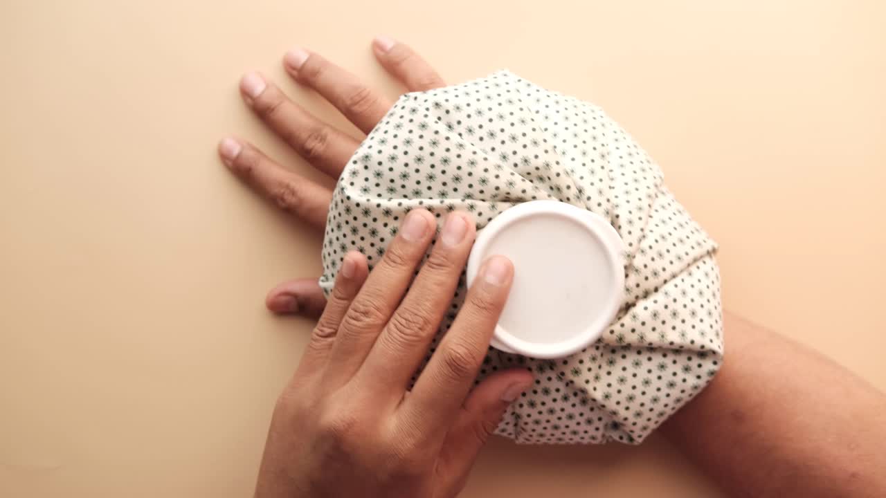 la aplicación de una bolsa de hielo a una lesión en la muñeca