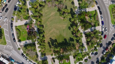 vista aérea del centro de la ciudad en florida con bandera americana ondeando