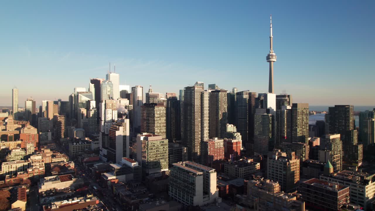 Skyline di Toronto dalla zona di Kensington Market. Ripresa aerea 4K