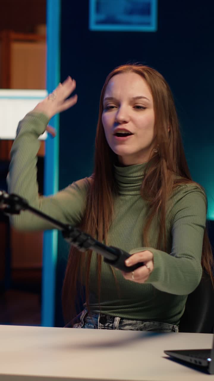 Glad ung kvinde optager video med smartphone på selfie-stick