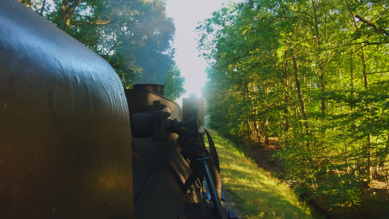 증기와 연기로 움직이는 증기 기관차
