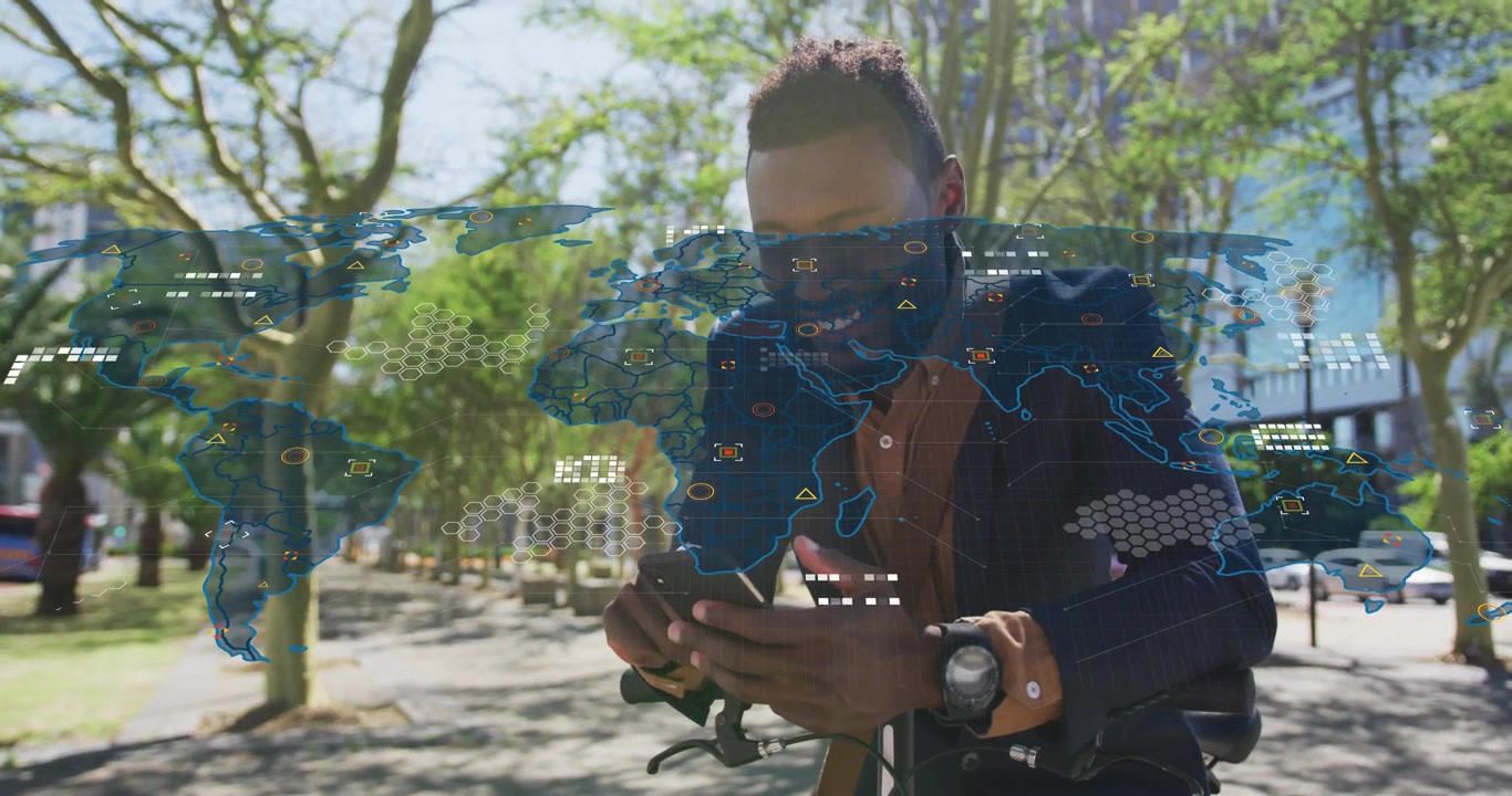 Mand stopper scooter på skyggefuld sti, tapper på smartphone, der indlæser live tekniske data og kortikoner over en globus