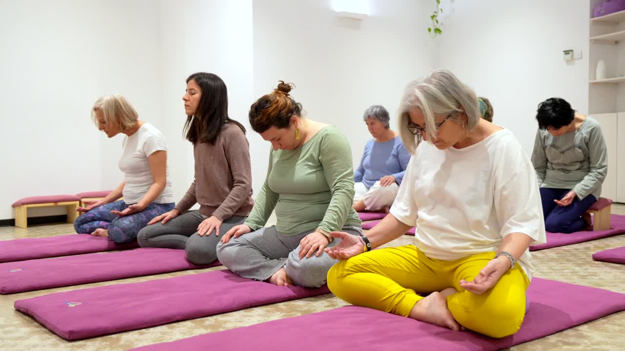 스튜디오에서 요가와 명상을 하는 여성 그룹