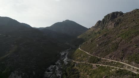 Antena-Amplia-Retirada-Mágico-Sendero-De-7-Lagunas-En-El-Valle-De-La-Montaña,-Parque-Nacional-De-Gerês