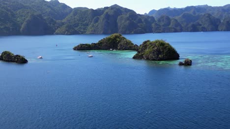 filipinas coron pequeñas islas drone tiro aéreo hacia adelante