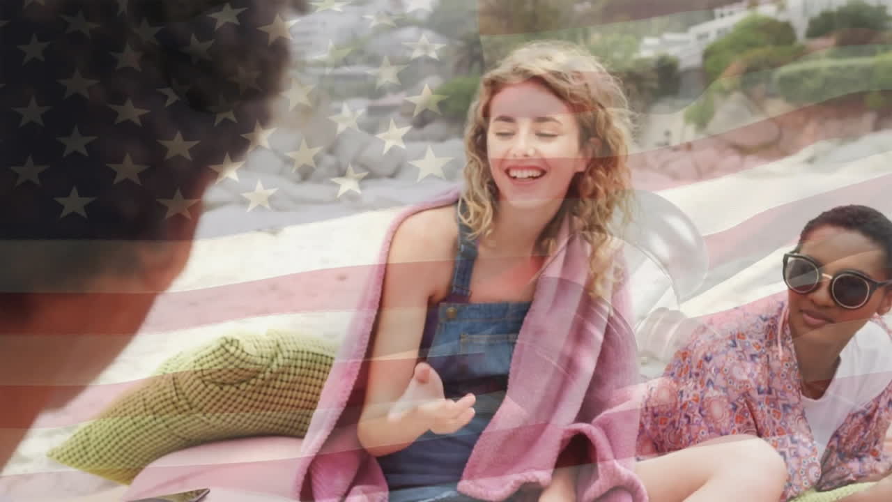 animación de la bandera de américa sobre felices amigos diversos relajándose en la playa bebiendo y hablando