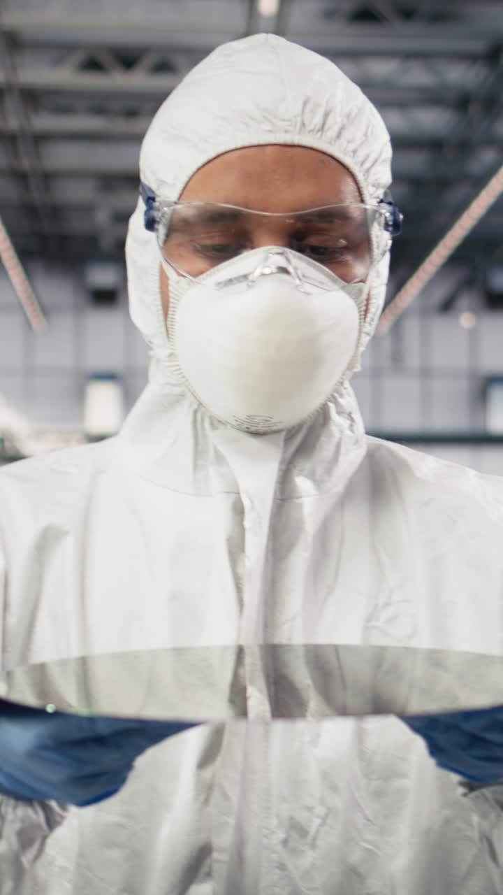 Video verticale. Scienziato che trasporta con cura un wafer di silicio in un centro di ricerca
