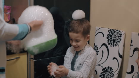 demostración científica con hielo seco para niños