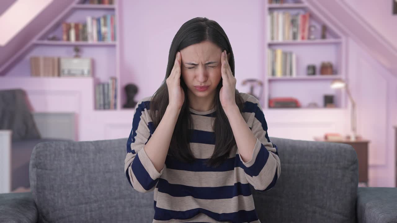 두통을  ⁇ 고 있는 아픈 인도 소녀