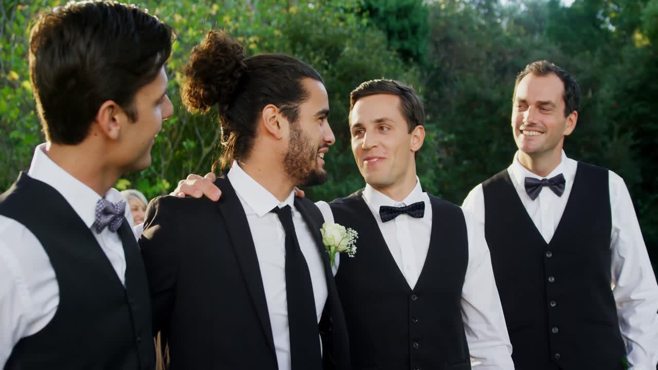 신랑과 신랑이 서로 행복하게 이야기하고 있습니다. 4k 4k