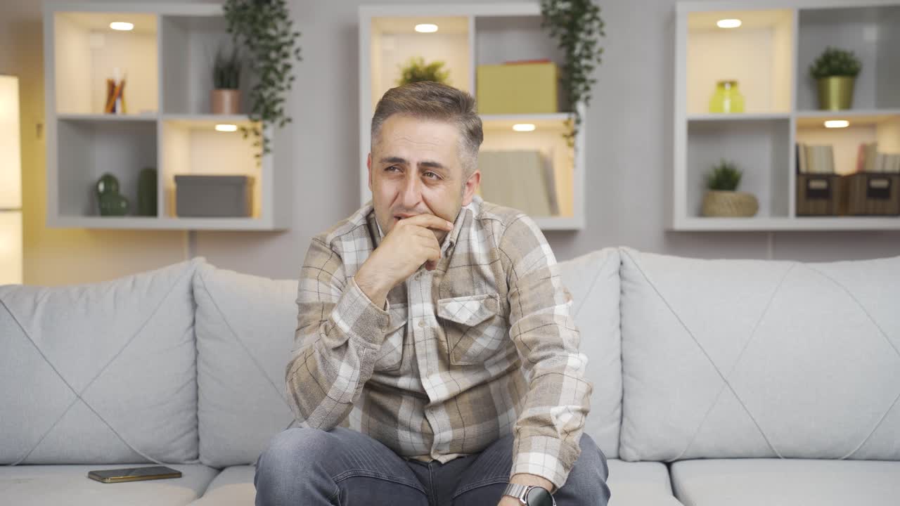 el hombre emocional se entristece.