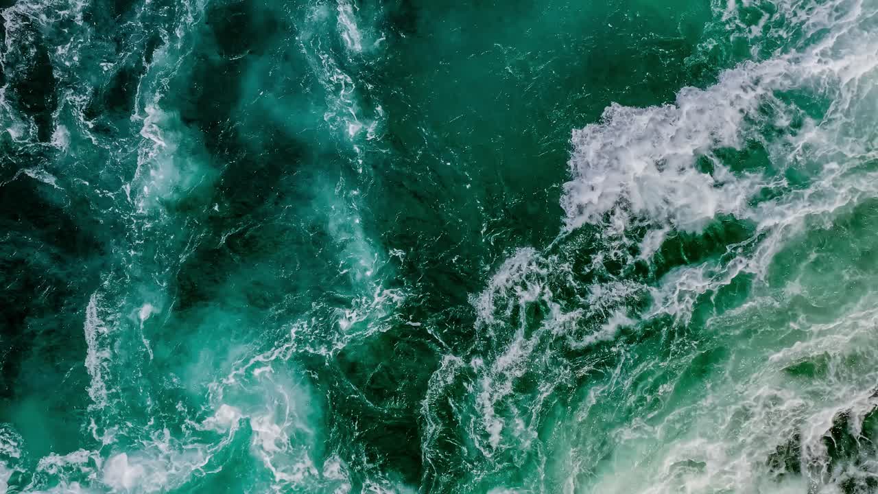las olas de agua del río y el mar se encuentran durante la marea alta y la marea baja.