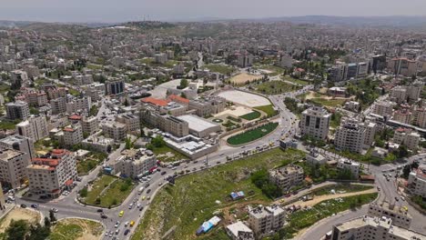 Fahrzeuge-Fahren-Auf-Der-Straße-Durch-Die-Stadt-Ramallah-In-Der-Nähe-Des-Arafat-Mausoleums-Mit-Hubschrauberlandeplätzen