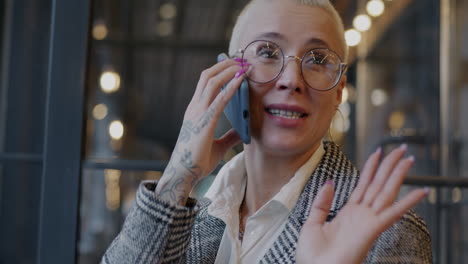 mujer en el teléfono en el café