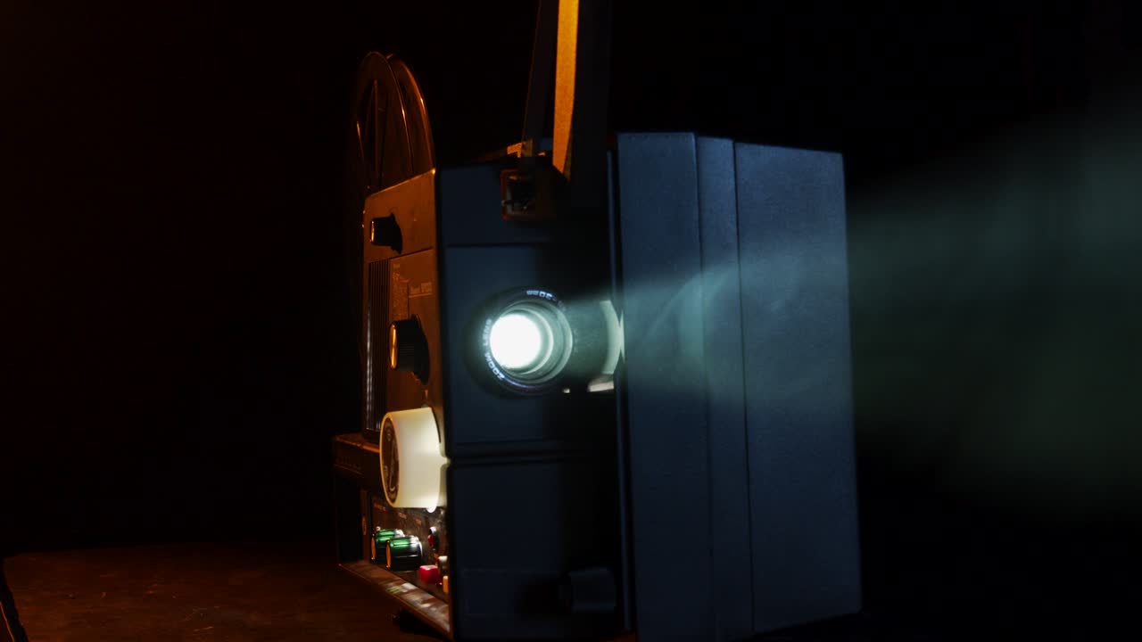 연기가 자욱한 방에서 홈 무비를 보여주는 슈퍼 8 영사기