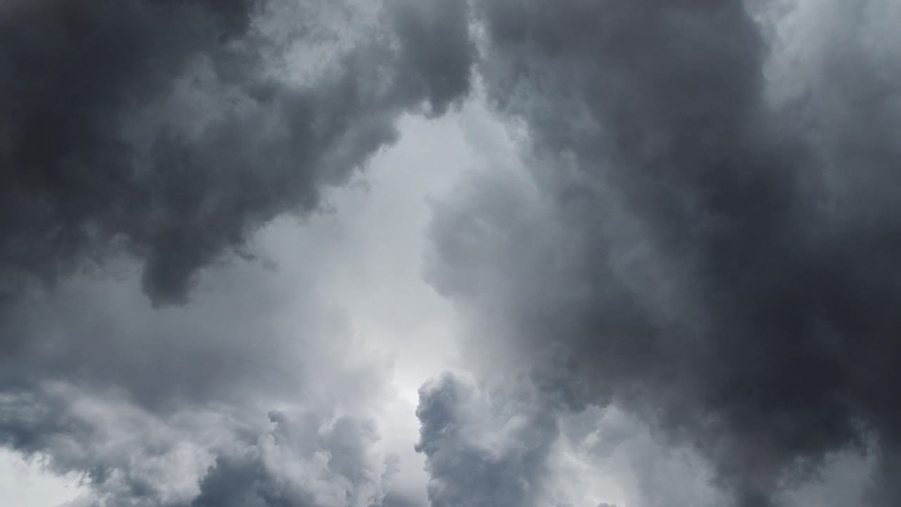 tormenta eléctrica severa en nubes oscuras con cielo oscuro