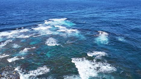 las olas del océano golpean formaciones rocosas volcánicas