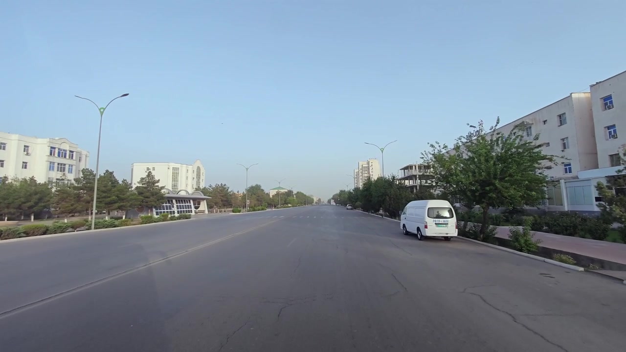 Percorrere una strada tranquilla e vuota in una zona residenziale della città.