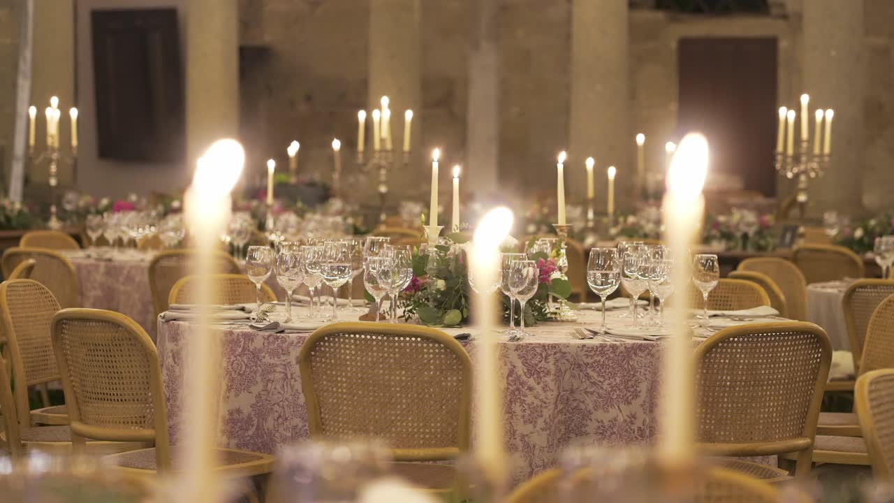 Elegante cena di ricevimento nuziale a lume di candela
