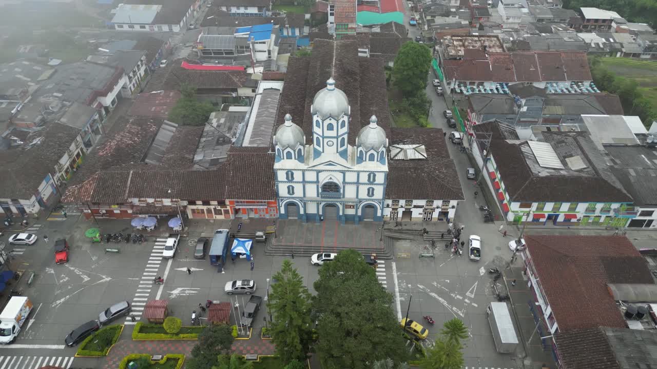 vista aérea del parque bolívar y la iglesia de la parroquia inmaculada concepción de filandia en la ciudad andina de filandia, en el departamento de quindío de colombia.