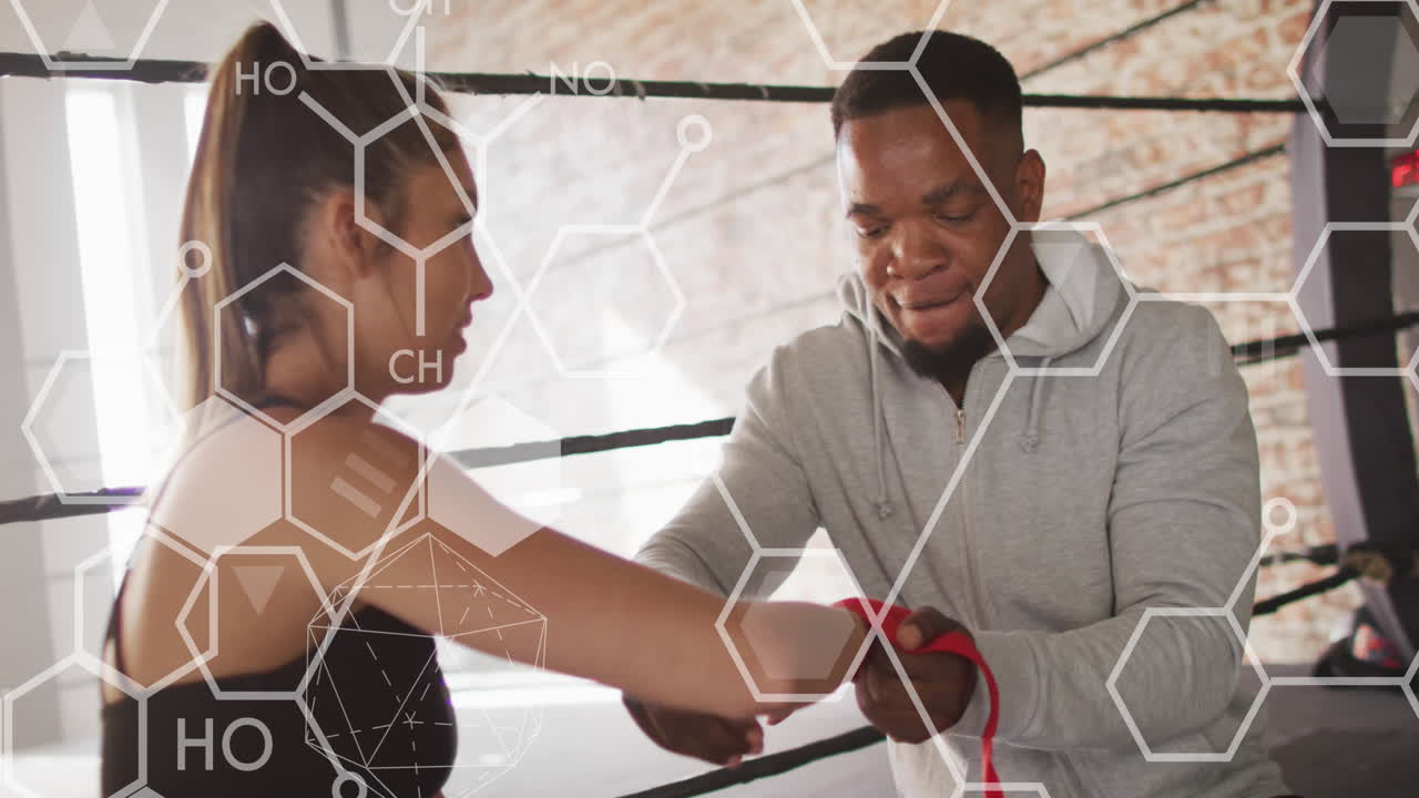 animación del procesamiento de datos sobre hombres y mujeres diversos haciendo ejercicio en el gimnasio de boxeo